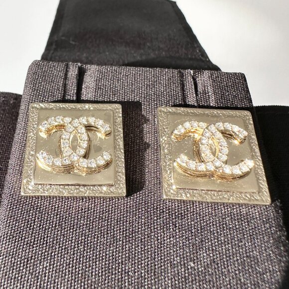 2023P CHANEL RUNWAY SQUARE GOLD CC LOGO WHITE CRYSTALS EARRINGS STUDS - Picture 7 of 14
